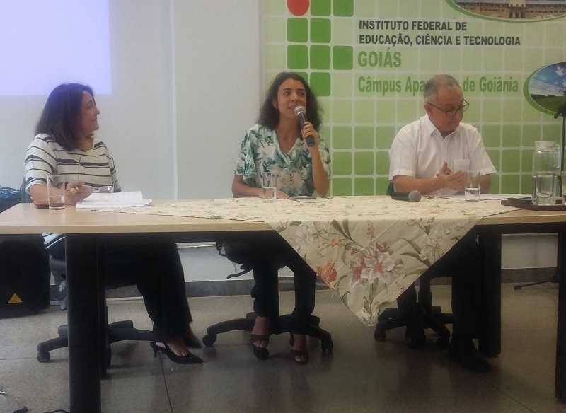 Professora Aleir Ferraz Tenório (esquerda) e os palestrantes e professores Ana Beatriz Machado de Freitas e Carlos Cardoso Silva, em mesa-redonda da Reunião de Planejamento Acadêmico do IFG Aparecida de Goiânia Professora Aleir Ferraz Tenório (esquerda) e os palestrantes e professores Ana Beatriz Machado de Freitas e Carlos Cardoso Silva, em mesa-redonda da Reunião de Planejamento Acadêmico do IFG Aparecida de Goiânia